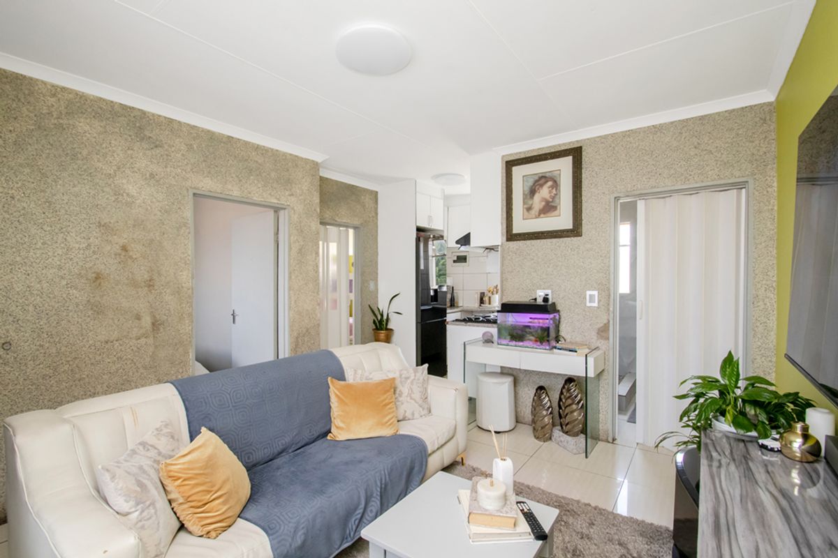 Top Floor 2-Bedroom Flat with Stunning Views | Exclusive Sole Mandate - Photo 4