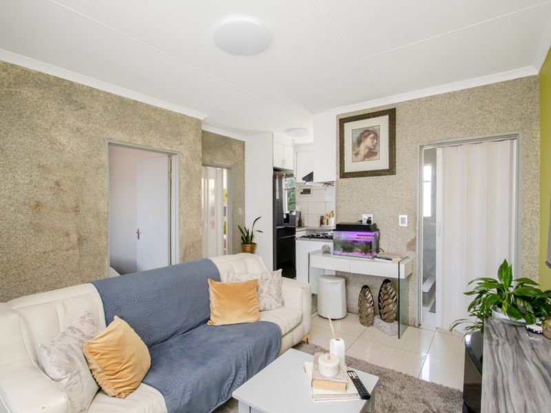 Top Floor 2-Bedroom Flat with Stunning Views | Exclusive Sole Mandate - Photo 4