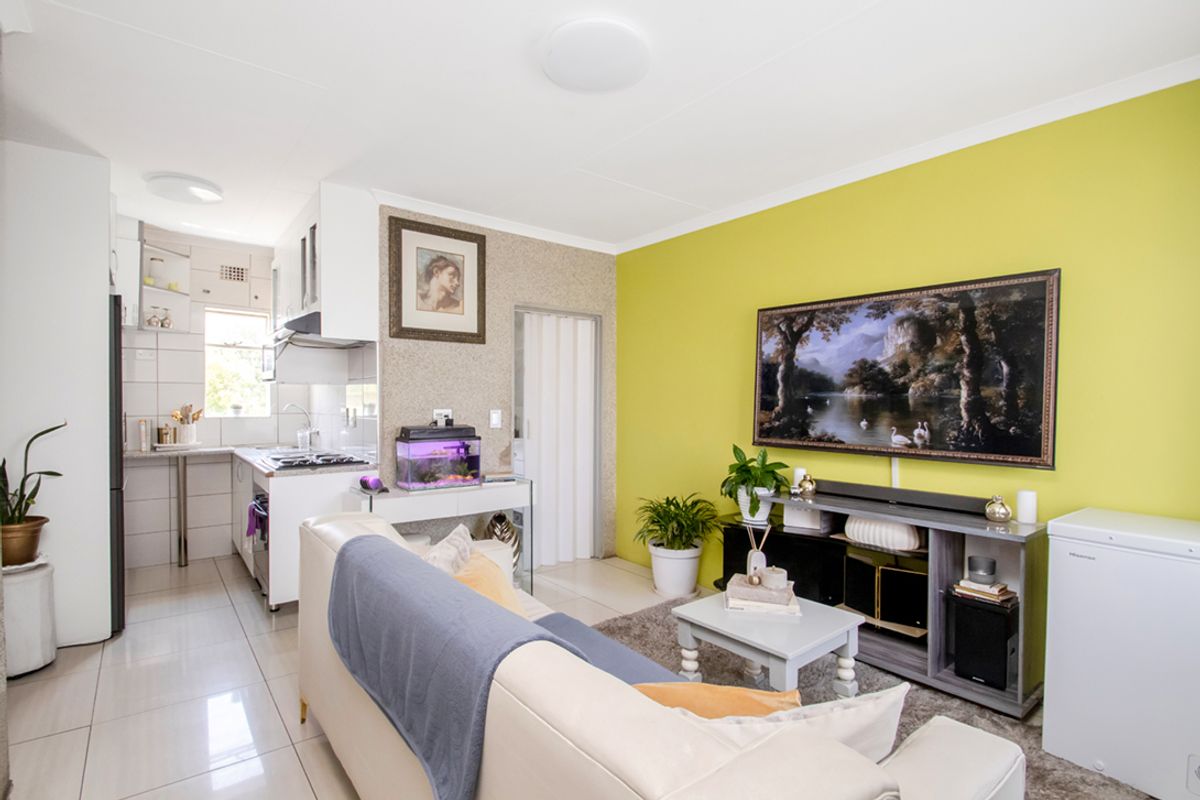 Top Floor 2-Bedroom Flat with Stunning Views | Exclusive Sole Mandate - Photo 3