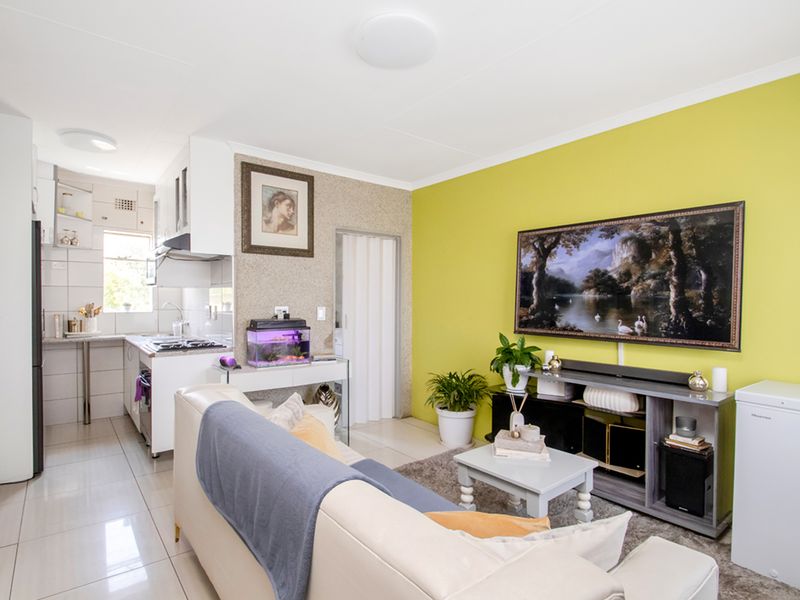 Top Floor 2-Bedroom Flat with Stunning Views | Exclusive Sole Mandate - Photo 3