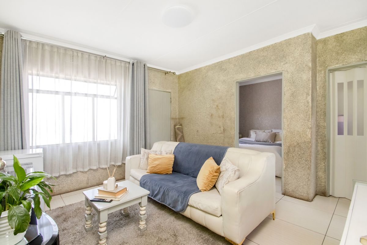 Top Floor 2-Bedroom Flat with Stunning Views | Exclusive Sole Mandate - Photo 5