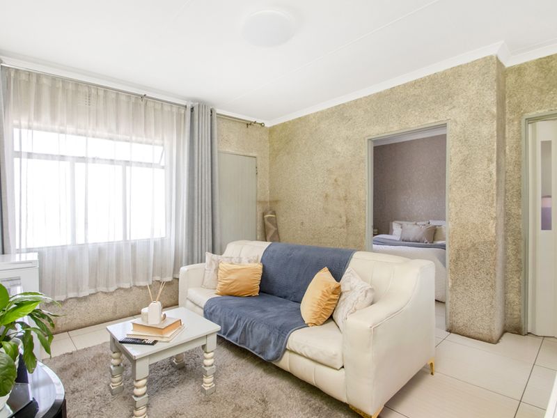 Top Floor 2-Bedroom Flat with Stunning Views | Exclusive Sole Mandate - Photo 5