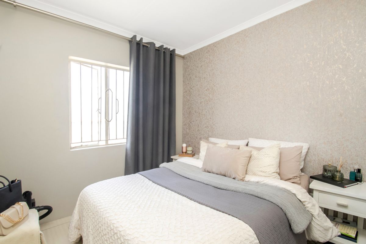 Top Floor 2-Bedroom Flat with Stunning Views | Exclusive Sole Mandate - Photo 2