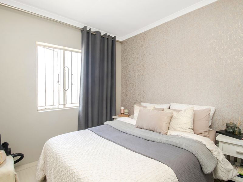 Top Floor 2-Bedroom Flat with Stunning Views | Exclusive Sole Mandate - Photo 2