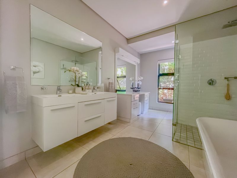 Contemporary Luxury Living in Brooklyn Estate - Photo 8