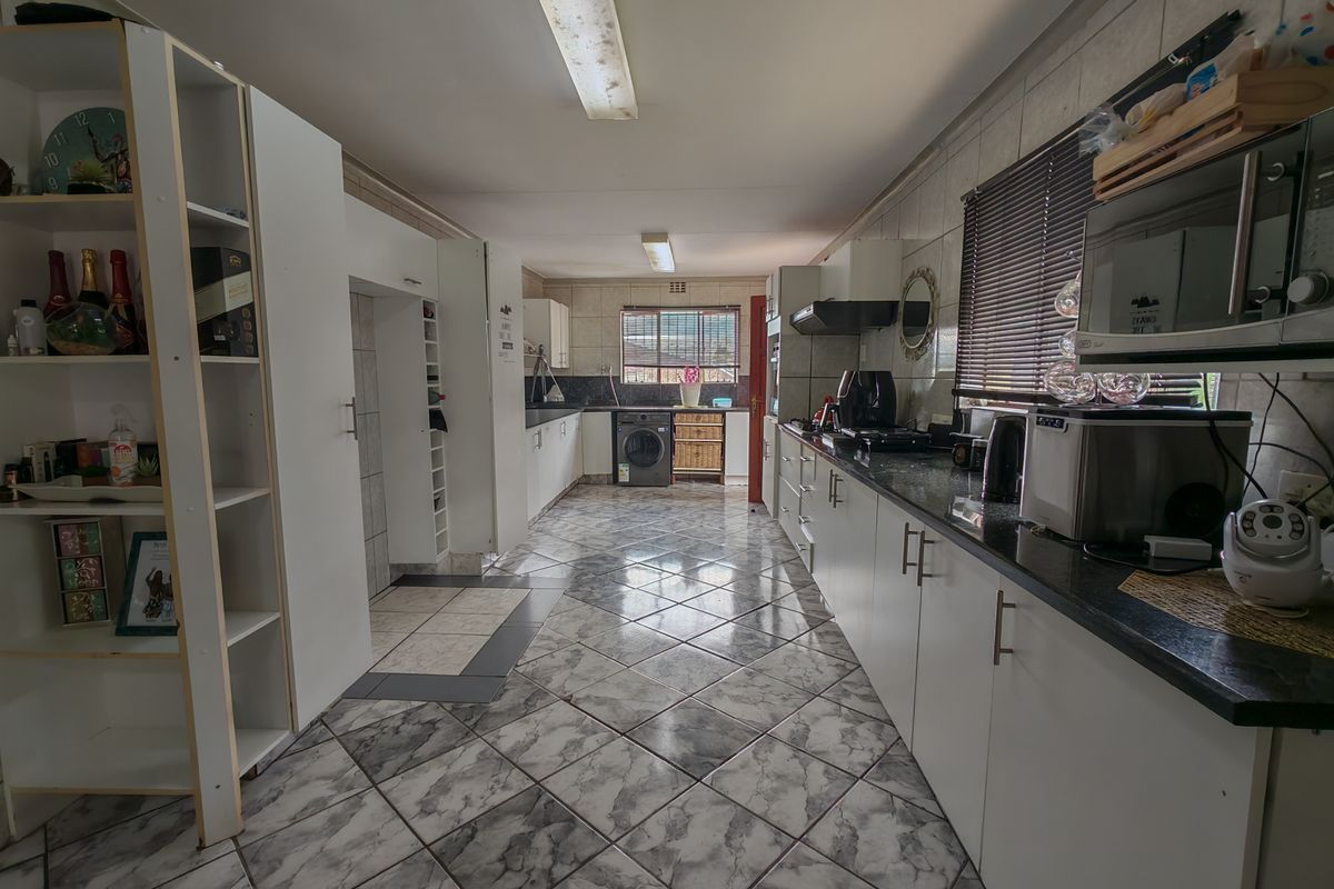 4 Bedroon House with Pool for Sale in Vaaloewer - Photo 3