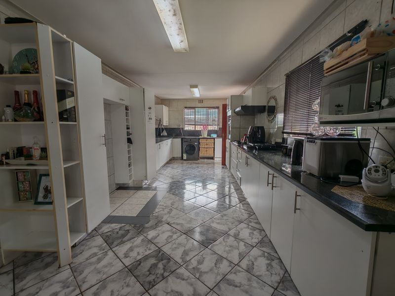 4 Bedroon House with Pool for Sale in Vaaloewer - Photo 3