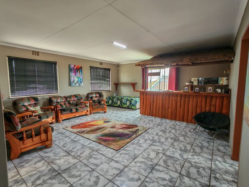 4 Bedroon House with Pool for Sale in Vaaloewer - Photo 10