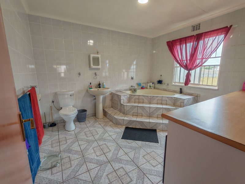 4 Bedroon House with Pool for Sale in Vaaloewer - Photo 9