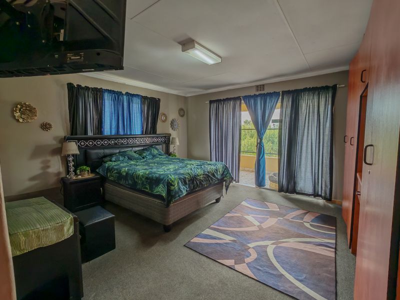 4 Bedroon House with Pool for Sale in Vaaloewer - Photo 8