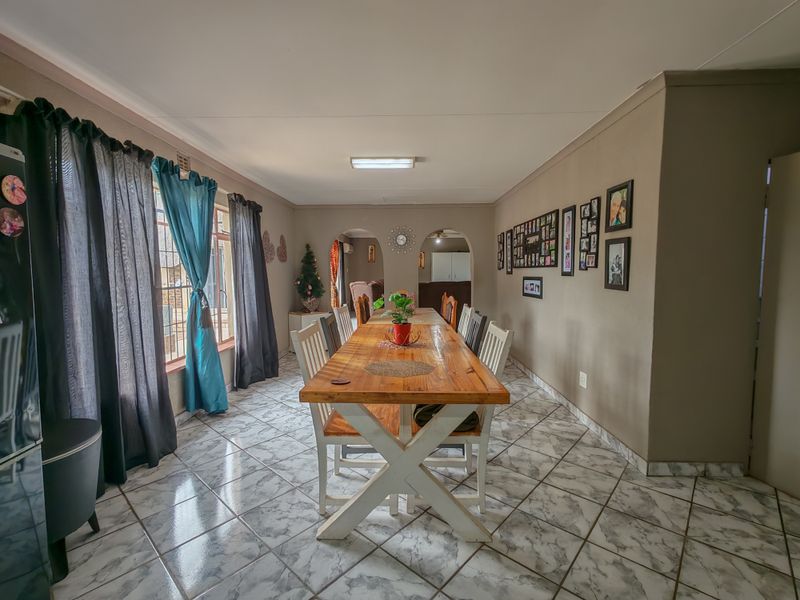 4 Bedroon House with Pool for Sale in Vaaloewer - Photo 6