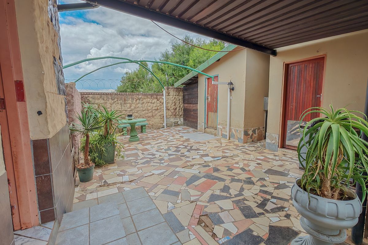 4 Bedroon House with Pool for Sale in Vaaloewer - Photo 2