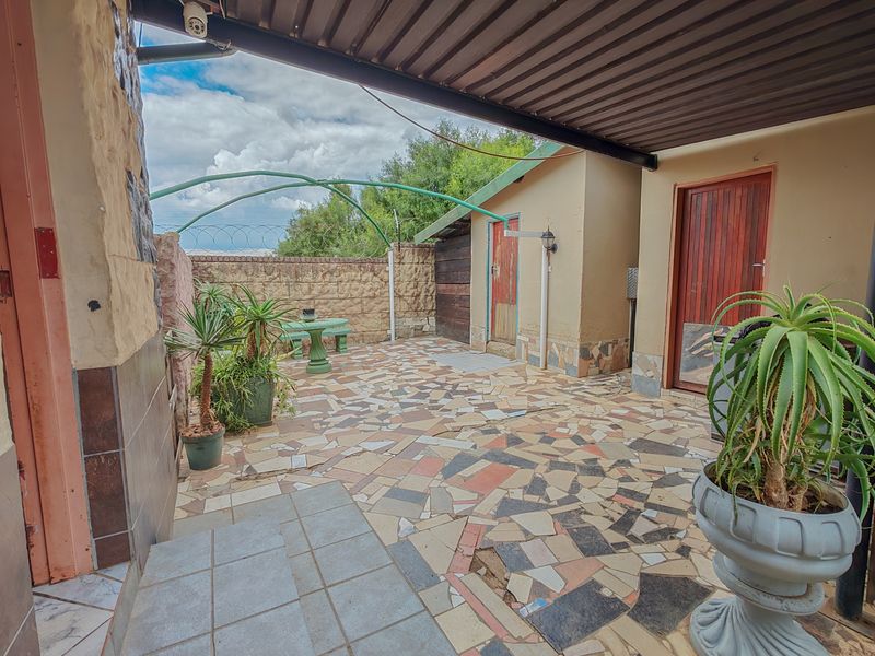 4 Bedroon House with Pool for Sale in Vaaloewer - Photo 2