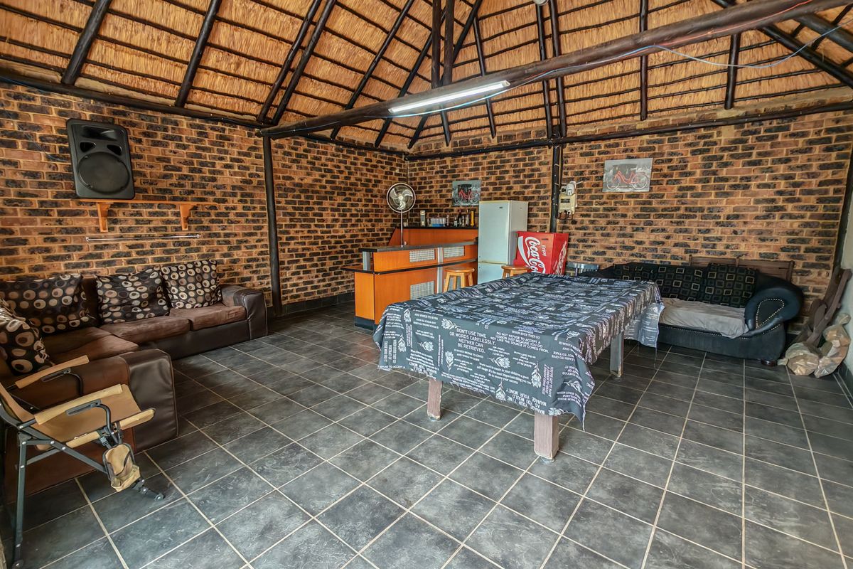 4 Bedroon House with Pool for Sale in Vaaloewer - Photo 4