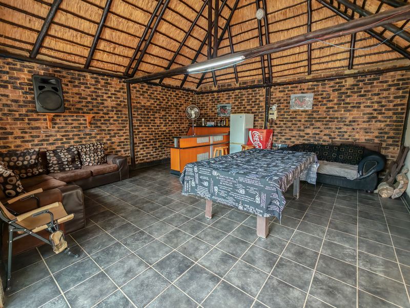 4 Bedroon House with Pool for Sale in Vaaloewer - Photo 4