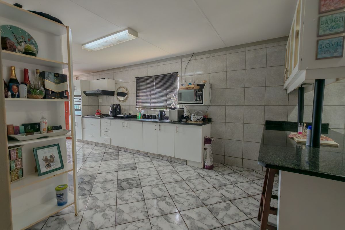 4 Bedroon House with Pool for Sale in Vaaloewer - Photo 5