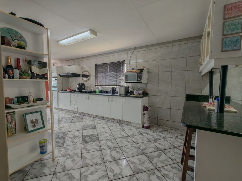 4 Bedroon House with Pool for Sale in Vaaloewer - Photo 5