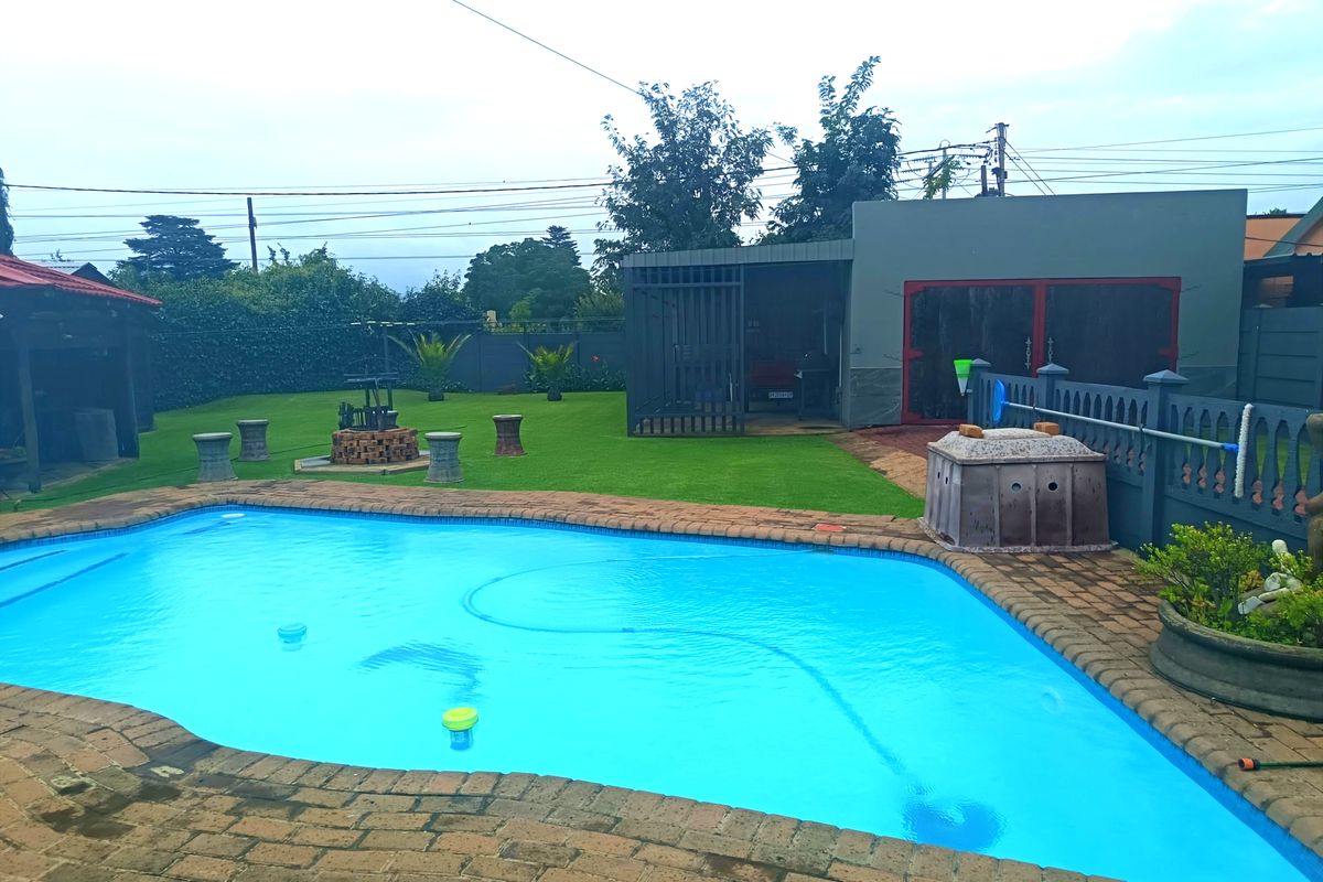 Neat as a pin four bedroom house for sale - Photo 4