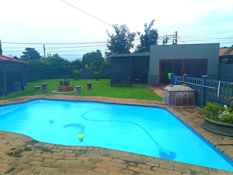 Neat as a pin four bedroom house for sale - Photo 4