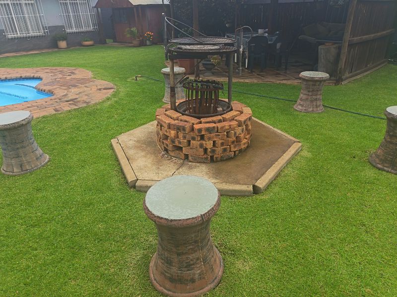 Neat as a pin four bedroom house for sale - Photo 8