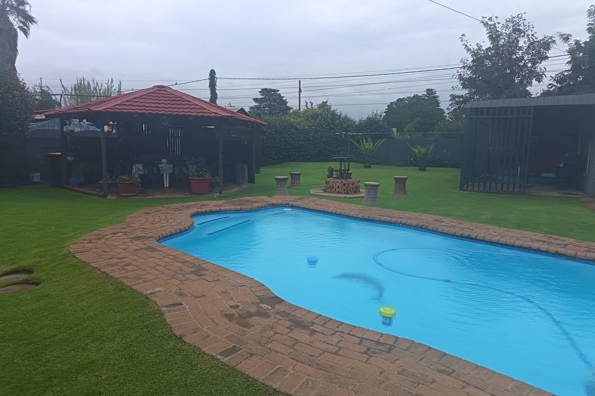 Neat as a pin four bedroom house for sale - Photo 5