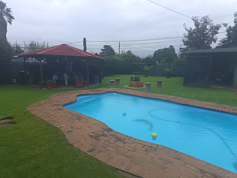 Neat as a pin four bedroom house for sale - Photo 5