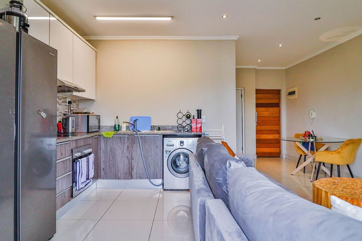 Modern One-Bedroom Apartment - Photo 4