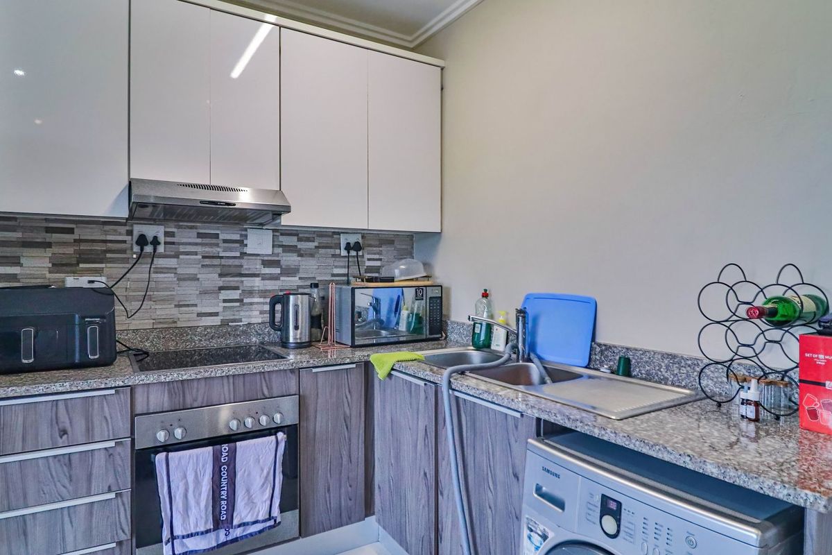 Modern One-Bedroom Apartment - Photo 2