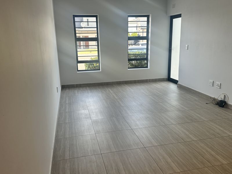 Ground Floor 2 Bedroom 2 Bath Apartment - Photo 5