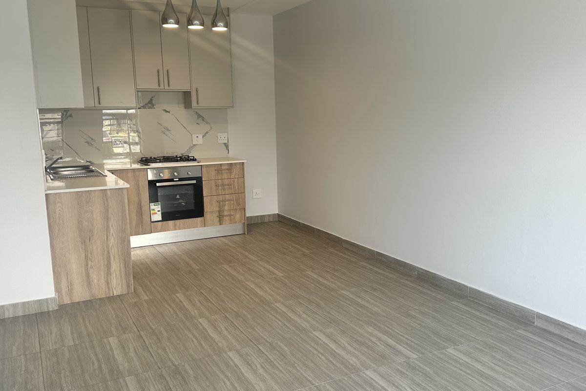 Ground Floor 2 Bedroom 2 Bath Apartment - Photo 3