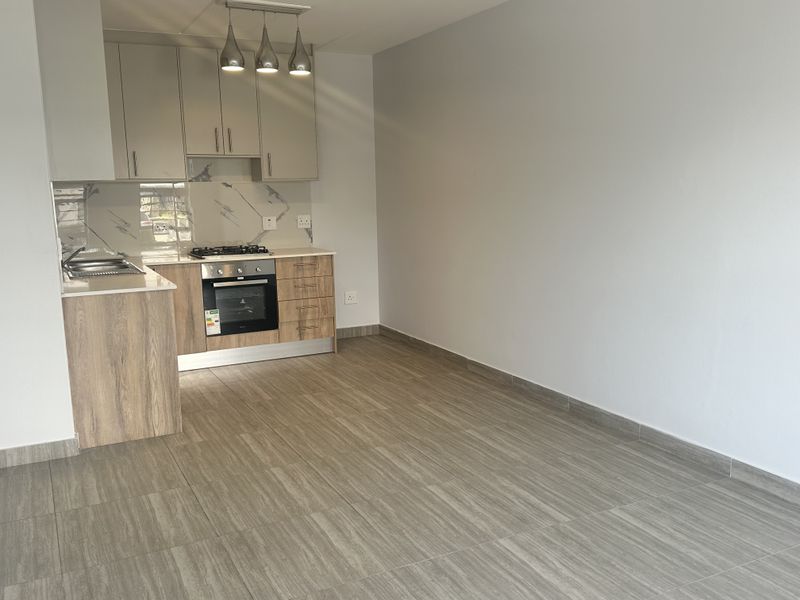 Ground Floor 2 Bedroom 2 Bath Apartment - Photo 3