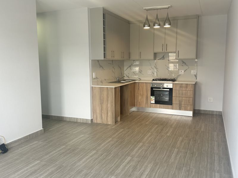 Ground Floor 2 Bedroom 2 Bath Apartment - Photo 4