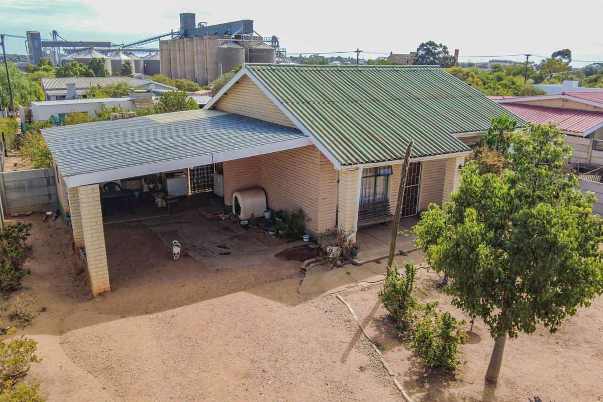 2 Bedroom Home with Flatlet Potential in Moorreesburg - Photo 3