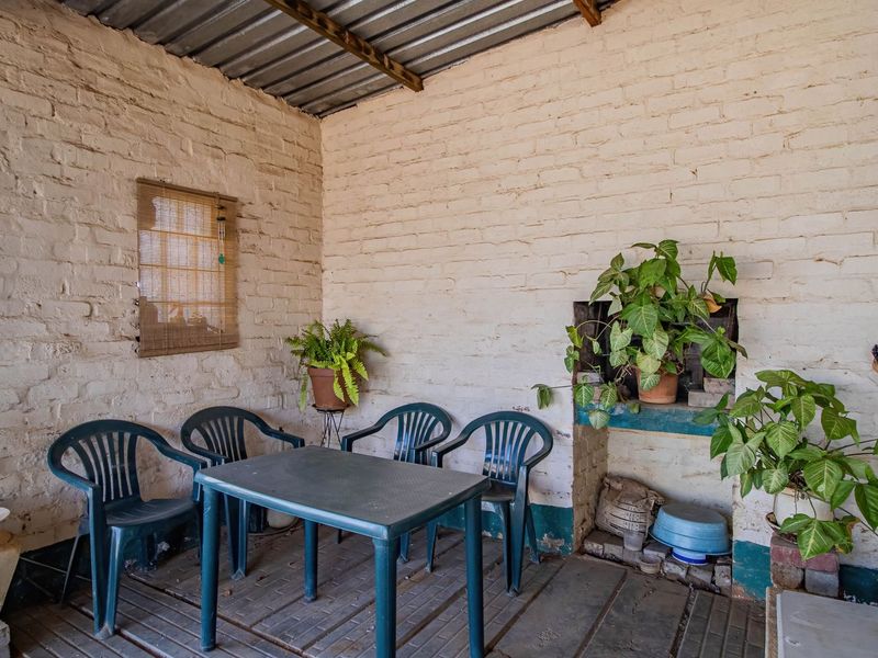 2 Bedroom Home with Flatlet Potential in Moorreesburg - Photo 6