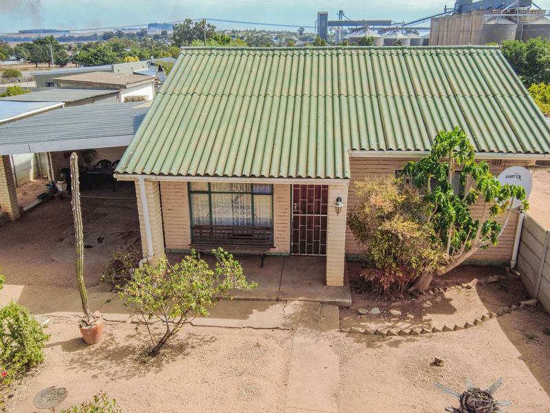 2 Bedroom Home with Flatlet Potential in Moorreesburg - Photo 2