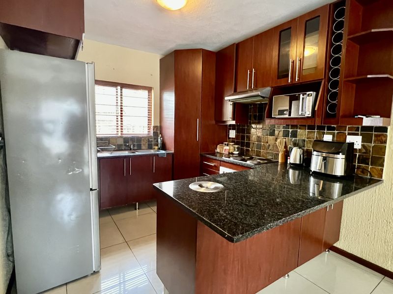 3 Bedroom House to Let in Sonheuwel - Photo 5