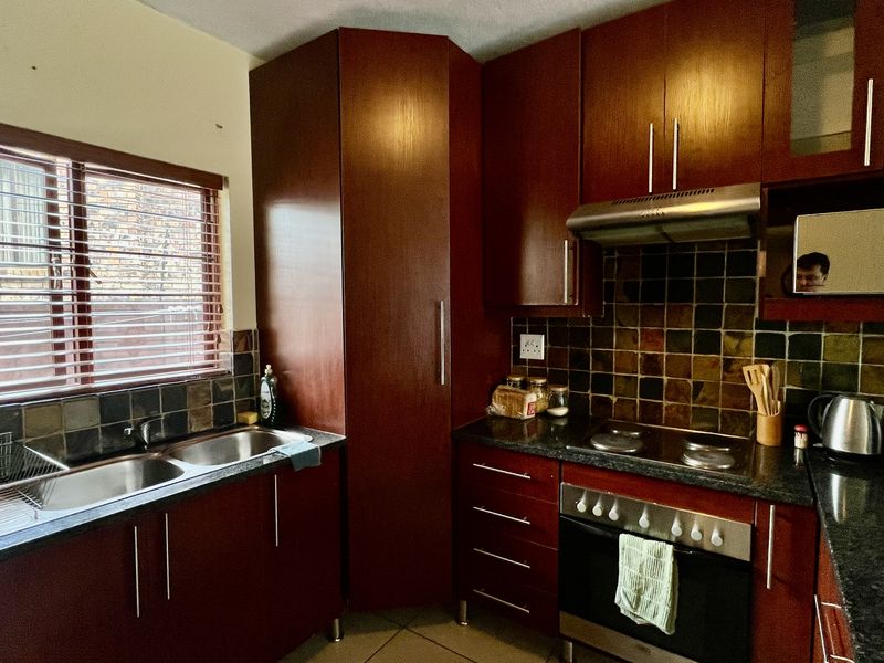 3 Bedroom House to Let in Sonheuwel - Photo 4