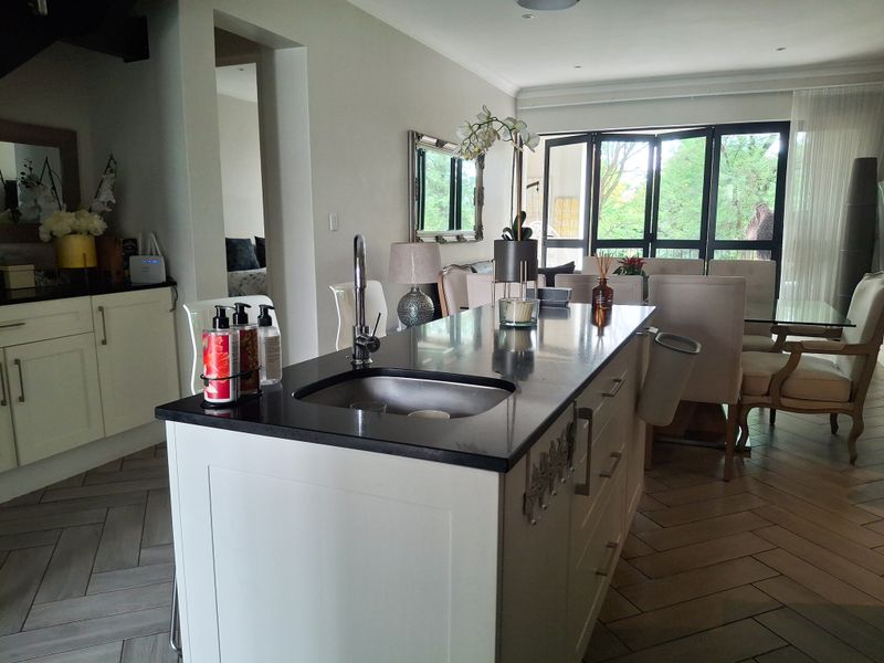 Lavish upmarket apartment - Photo 9