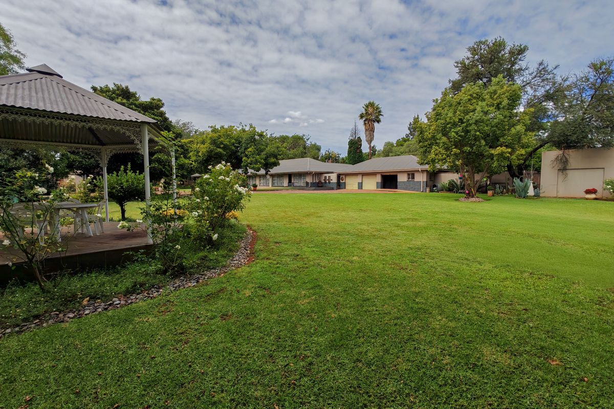 5 Bedroom Property for Sale on 2.4ha small holding - Photo 2