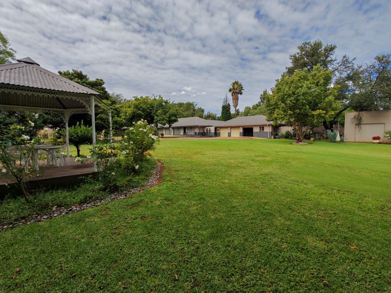 5 Bedroom Property for Sale on 2.4ha small holding - Photo 2