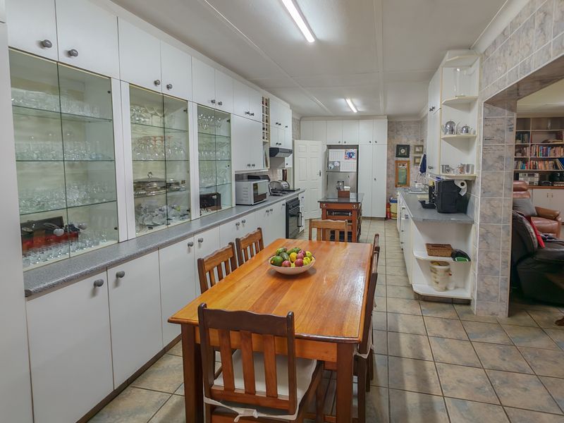 5 Bedroom Property for Sale on 2.4ha small holding - Photo 6