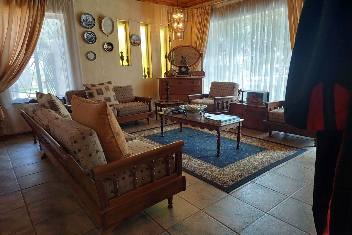 5 Bedroom Property for Sale on 2.4ha small holding - Photo 3