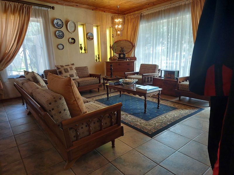 5 Bedroom Property for Sale on 2.4ha small holding - Photo 3