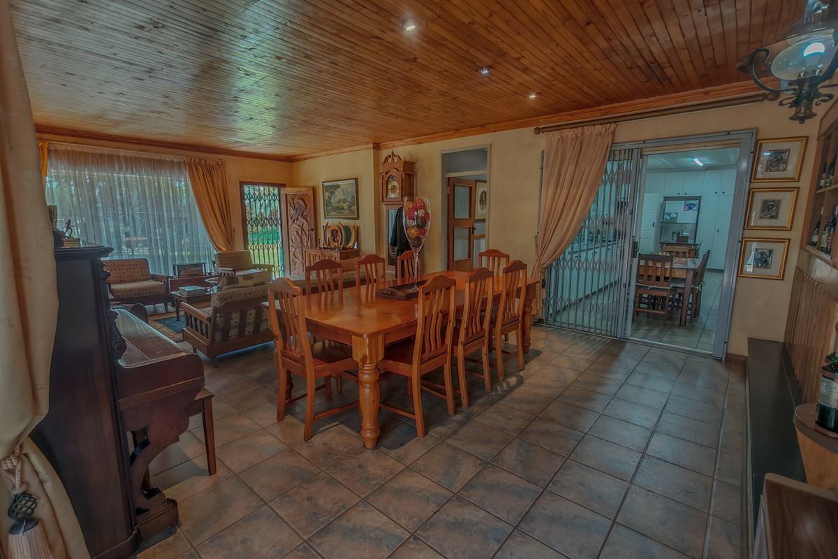 5 Bedroom Property for Sale on 2.4ha small holding - Photo 4