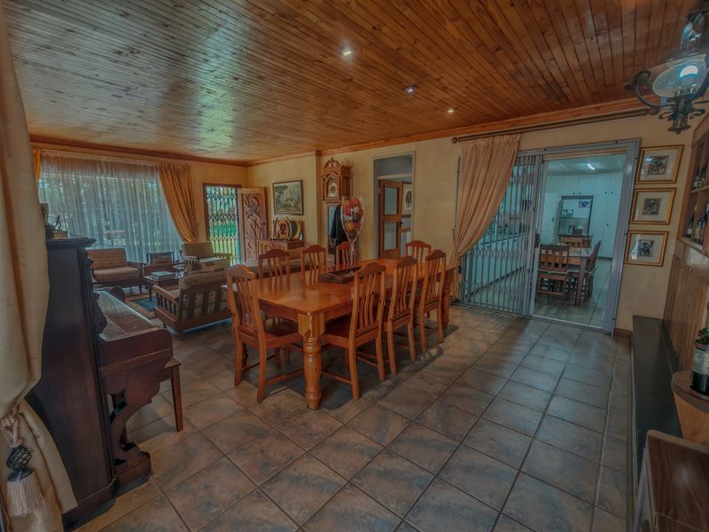 5 Bedroom Property for Sale on 2.4ha small holding - Photo 4