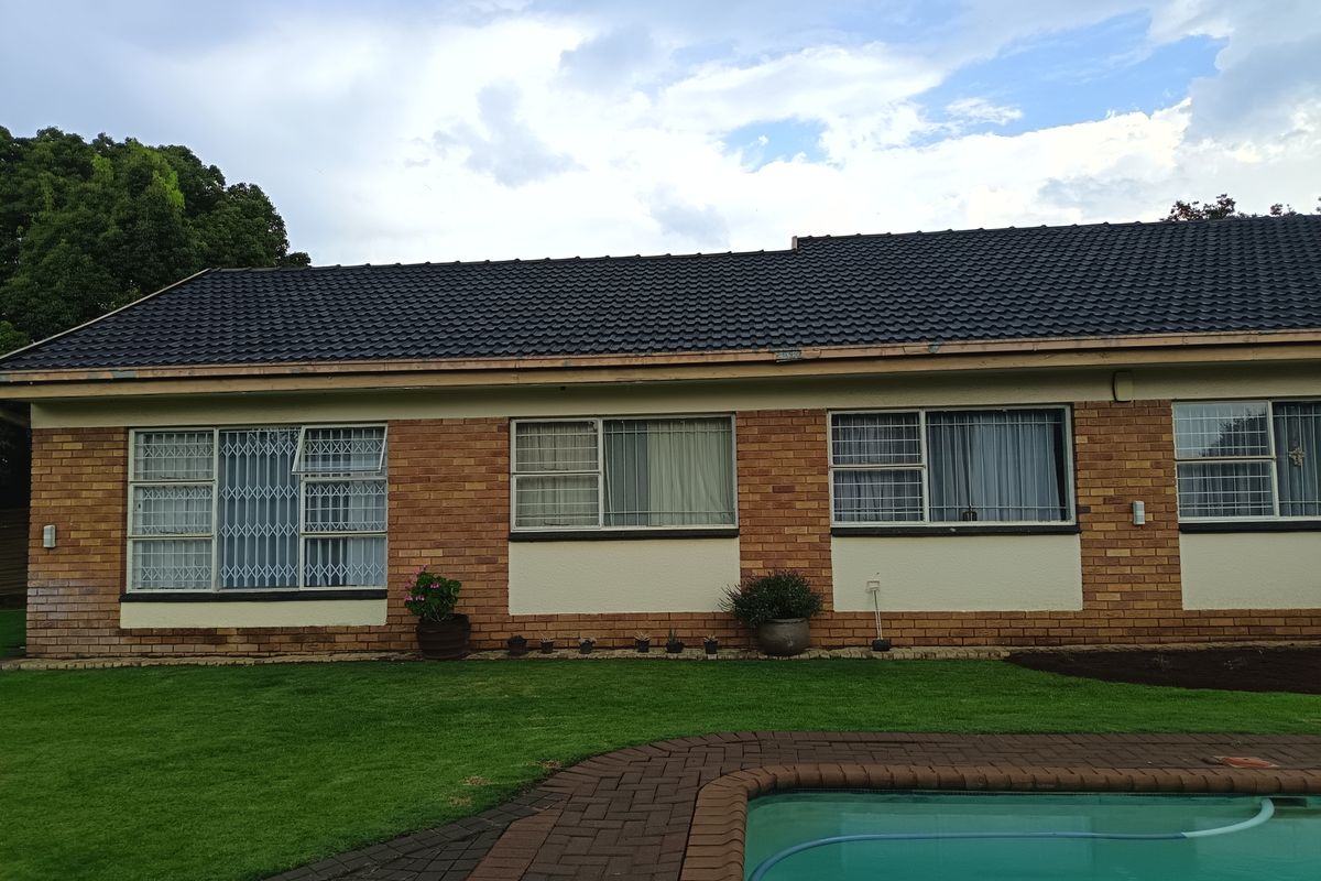 "Live large" 5 Bedroom family home awaits you! - Photo 4