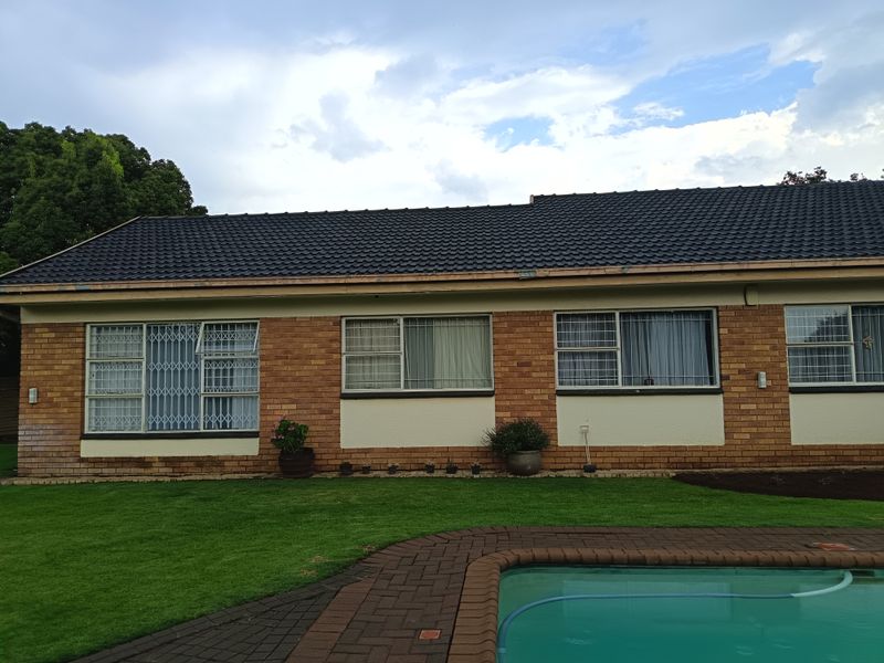 "Live large" 5 Bedroom family home awaits you! - Photo 4