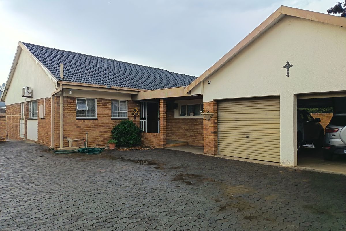 "Live large" 5 Bedroom family home awaits you! - Photo 5