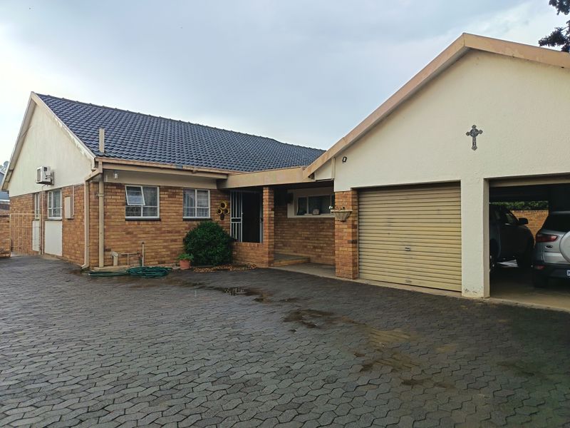 "Live large" 5 Bedroom family home awaits you! - Photo 5