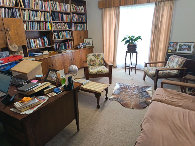 "Live large" 5 Bedroom family home awaits you! - Photo 10